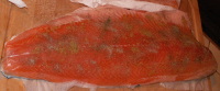 Assaisonner le saumon avant de le fumer